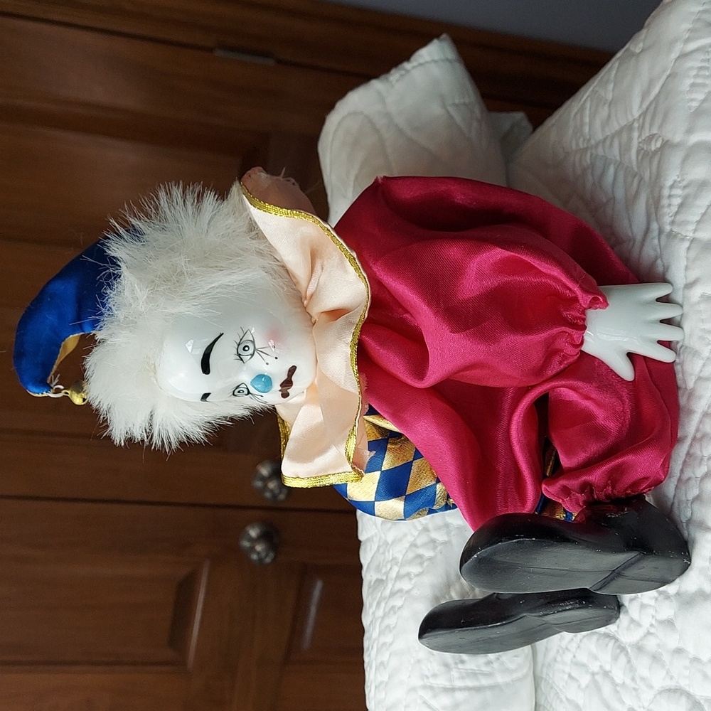 * Vintage Colorful Posable Clown Doll with Ruffled Collar, Collectible, Like New - Picture 3 of 7